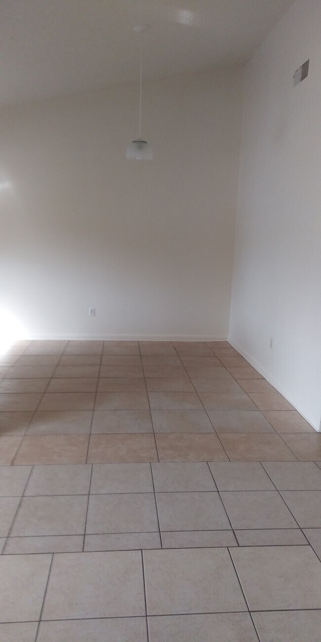 Building Photo - 3681 NE 40th Pl