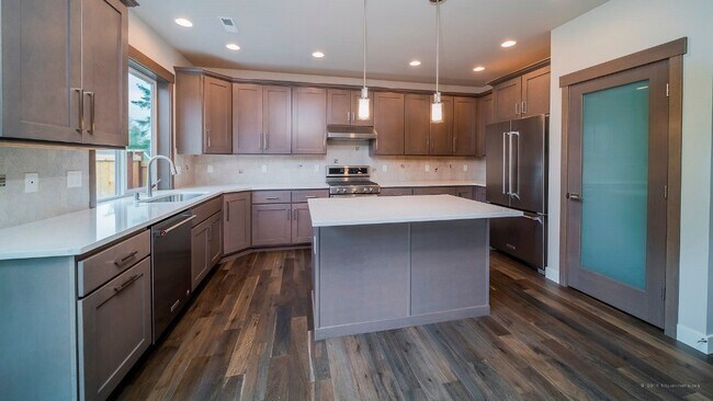 Building Photo - Move in ready & spacious 4bd 2.5 ba 2 car ...