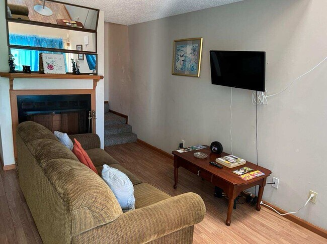 Sala de estar con sofá - 306 21st Ave S