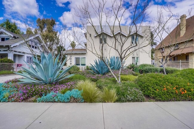 Trimmed bushes! - 2249 W. 24th St (B)