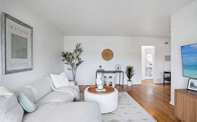 Building Photo - "Charming 1-Bedroom Santa Monica Retreat w...