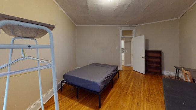 Foto del edificio - OWNER PAYS BROKER FEE!!!   FENWAY 1 BED SPLIT WITH UPDATED KITCHEN, HT HW INCLUDED