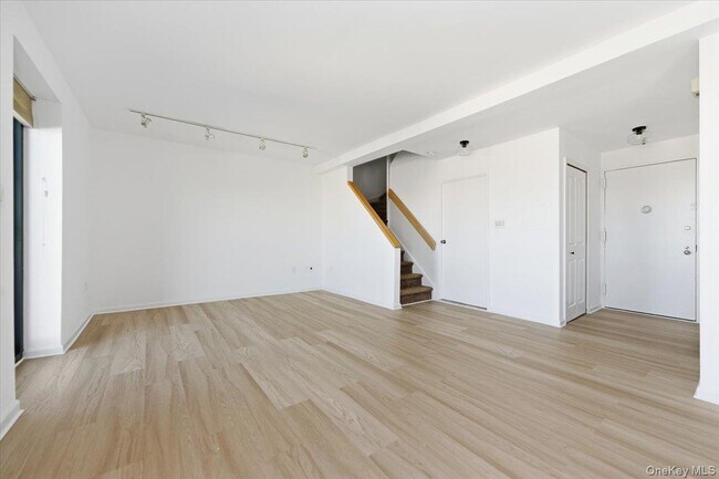 Building Photo - 100 W Broadway