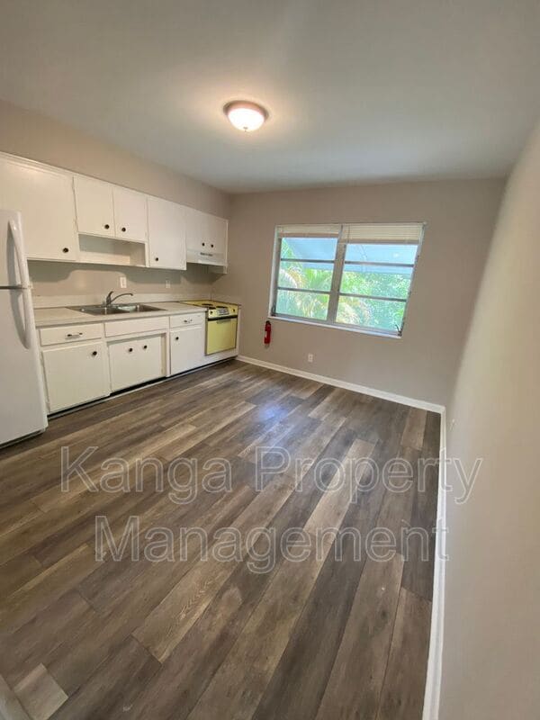 Foto del edificio - 612 Prosperity Farms Rd