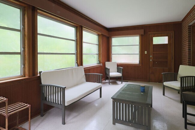 Foto del edificio - 1115 Woodburn Rd