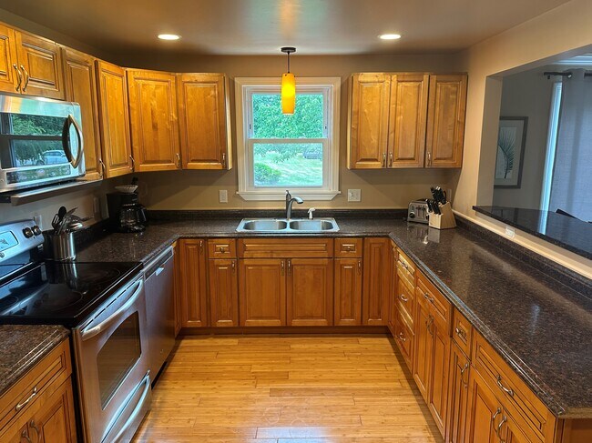 Building Photo - 64 Houston Ave