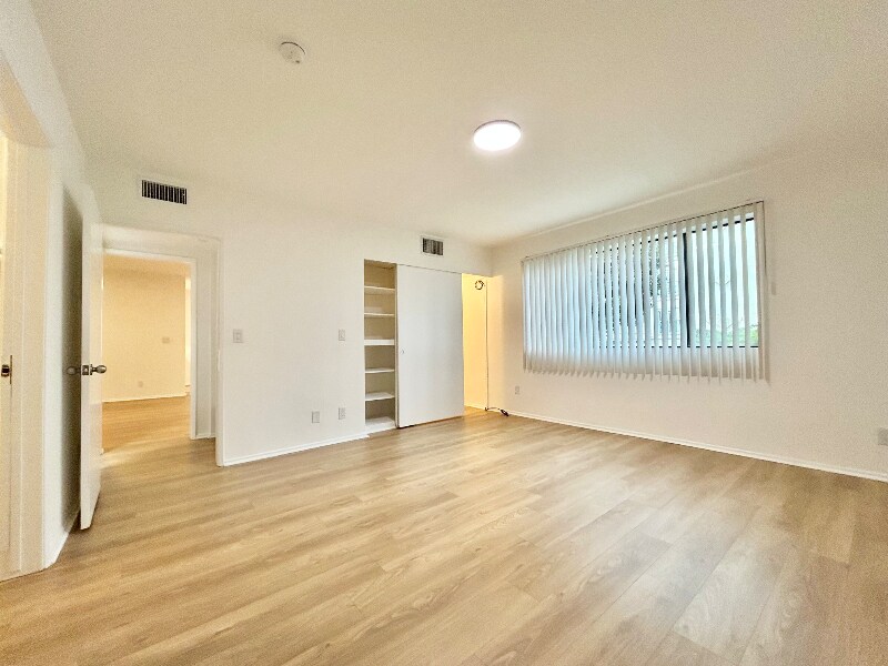 Foto principal - 2038 S Bentley Ave