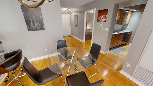 Photo du bâtiment - 270 Wellington St W