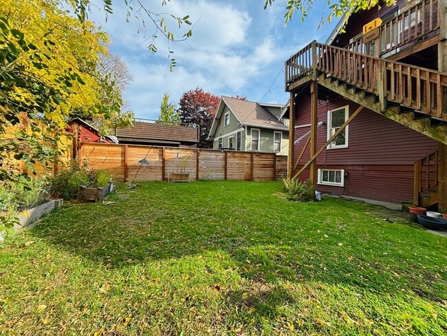 Building Photo - 2 BD / 1 BA Main level unit in 1913 Roosev...