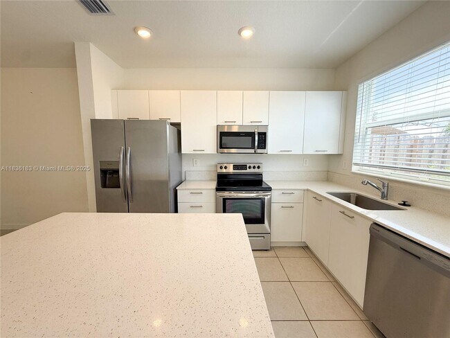 Foto del edificio - 12440 NW 23rd Ct