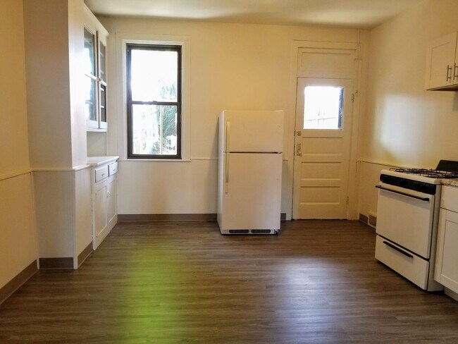 Building Photo - Stunning Townhome in South Oakland with Up...