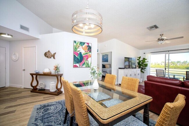 Dining area - 6141 Bahia del Mar Blvd