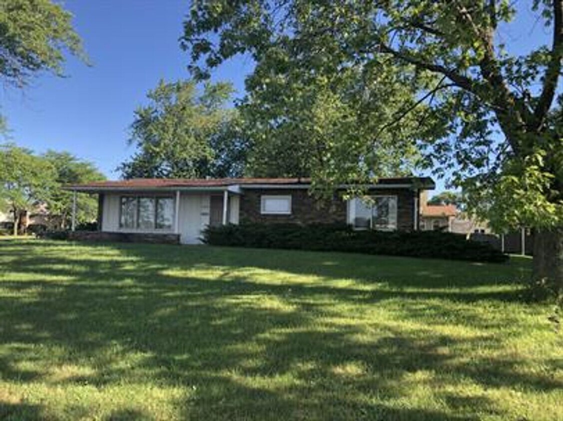 Primary Photo - 7 Bed 2.5 Bath House for Rent