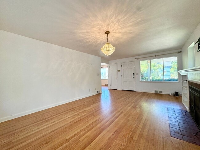 Building Photo - Phinney Ridge Home