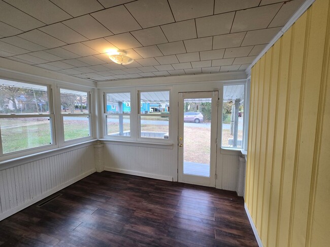 Foto del edificio - Charming 1920s Bungalow Steps from Downtown Mebane!