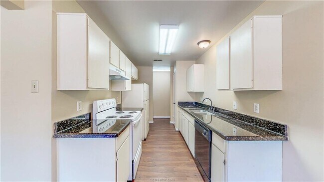 Building Photo - 701C Balcones Dr