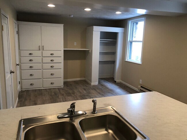 Foto del edificio - 418 Pearl St - 7 Unit Building