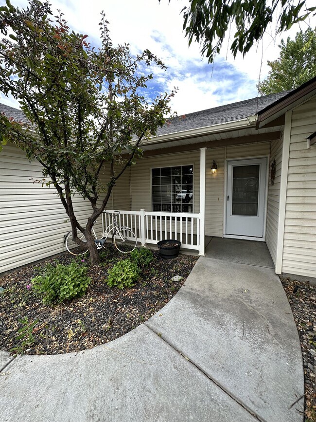 Building Photo - 689 E Huckleberry Ct