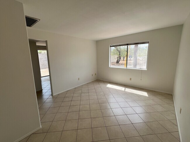 Foto del edificio - 1656 N Jerrie Blvd