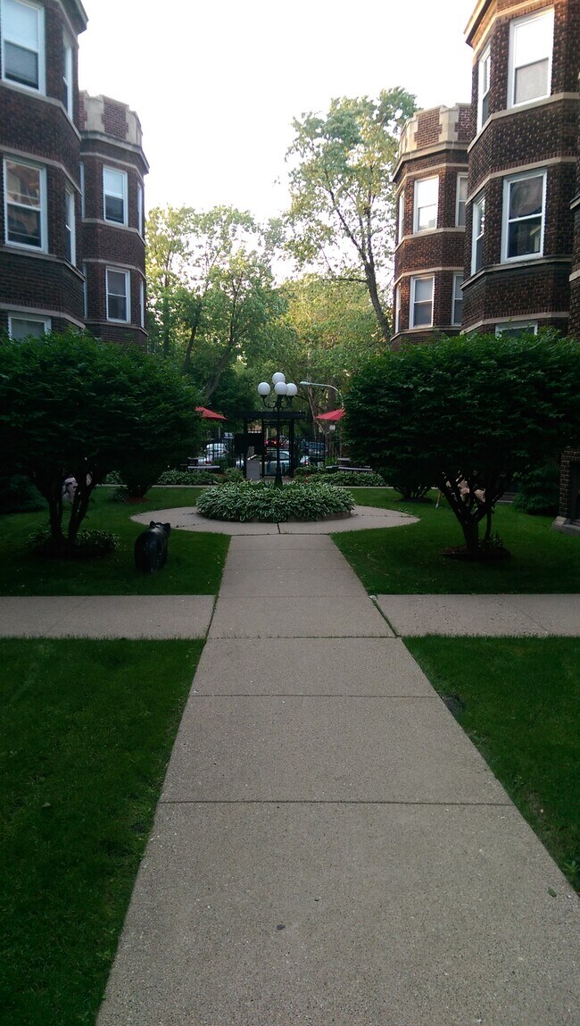 Foto del edificio - 835 W Cornelia Ave