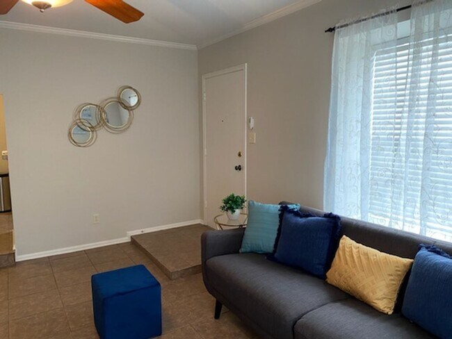 Building Photo - Coming Soon 1 Bed