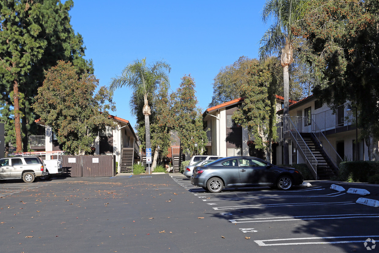 Country Club Creekside Apartments - Country Club Creekside