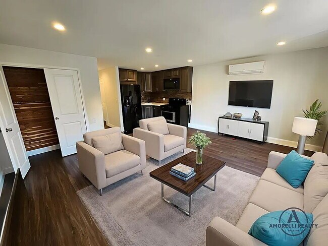 Foto del edificio - Discover stunning city views from your bedroom