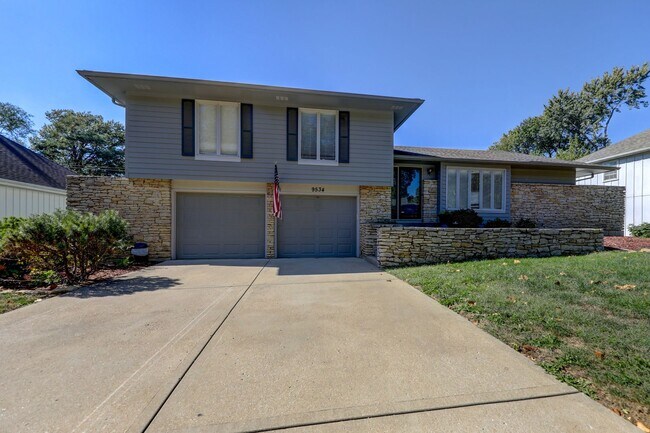 Foto del edificio - {9534} Updated Nall Hills Home + Two Car Garage + Finished Basement + 3 Full Baths!