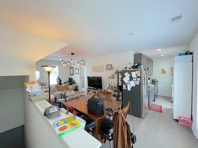 Building Photo - 611B E Duffy Ln