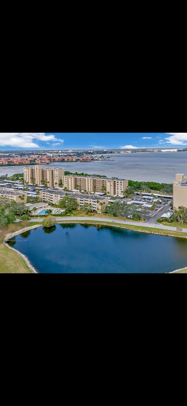 Building Photo - 2618 Cove Cay Dr