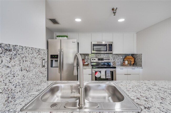 Foto del edificio - 2400 SW 3rd Ave