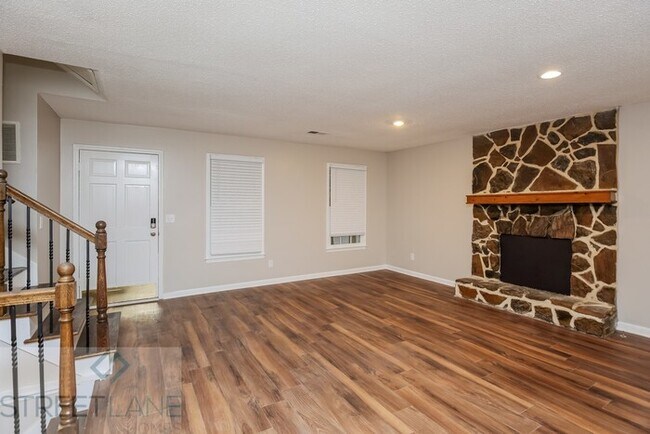 Building Photo - Spacious 3 Bedroom!- Now offering $750 off...