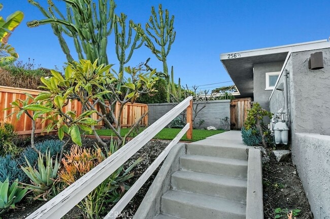 Foto del edificio - 256 1/2 Avenida Madrid Unit B