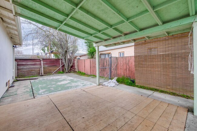 Building Photo - ***FIRST MONTH FREE*** Hardwood Floors- Ga...