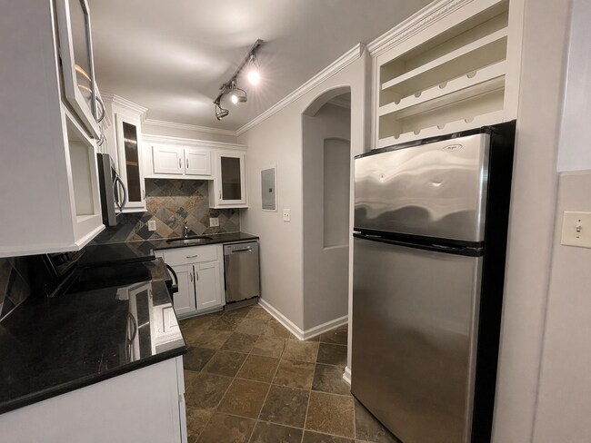 Foto del edificio - STUDIO APARTMENT LEASING NOW! 1/2 DEPOSIT SPECIAL