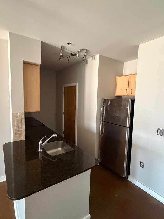 Building Photo - Modern One Bedroom Midtown Condo