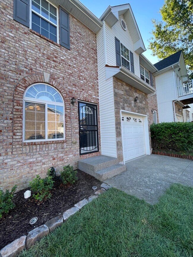 Foto del edificio - 730 Spence Enclave Ln