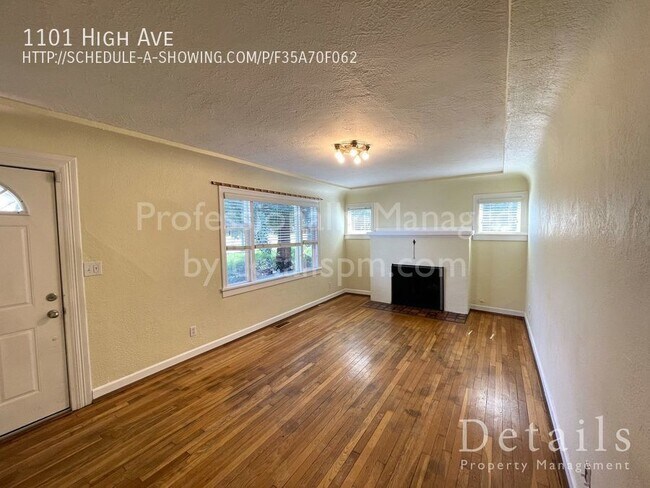 Building Photo - **APPLICATION PENDING** Charming 2BR, 1BA ...