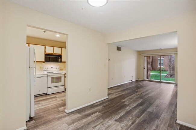 Foto del edificio - Ground Level Condo in Gaithersburg - 1 bed, 1 bath