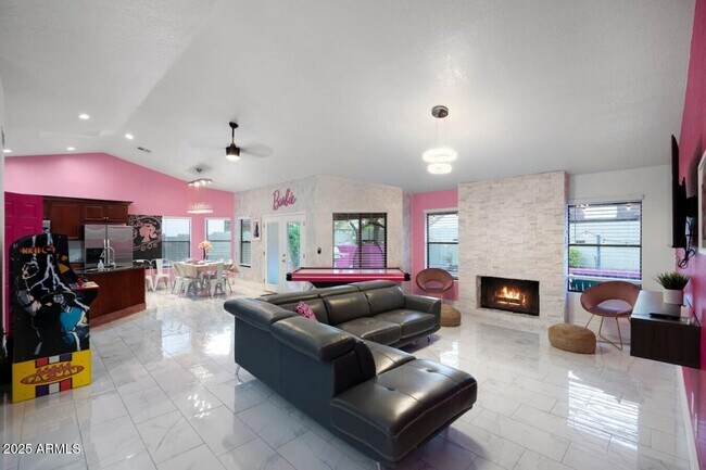 Foto del edificio - 10944 E Becker Ln