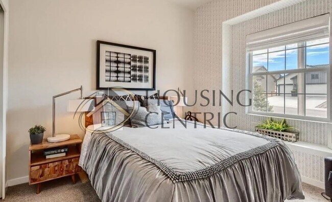 Foto del edificio - HUGE FORMER MODEL HOME WITH 4-CAR GARAGE!