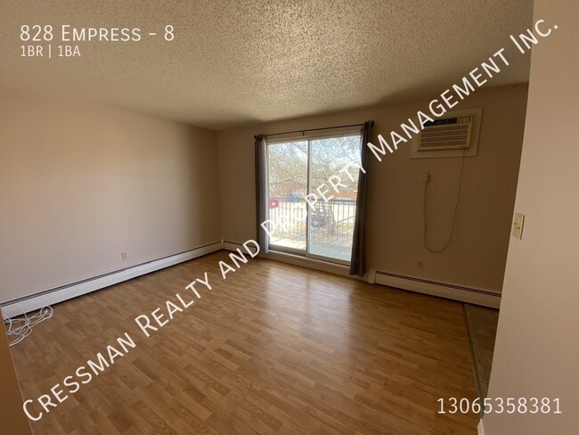 Building Photo - 1 bed 1 bath APARTMENT located in Rosemont...