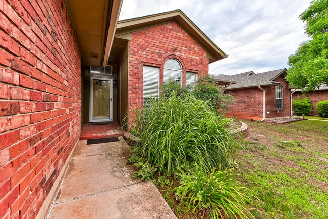 Photo - 2912 Edinburg Dr House