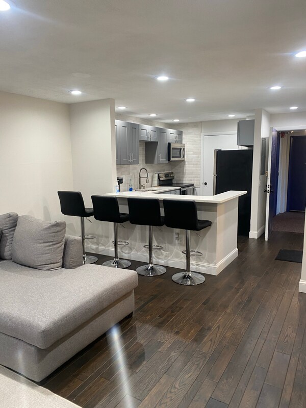 Building Photo - 200 Governors Dr