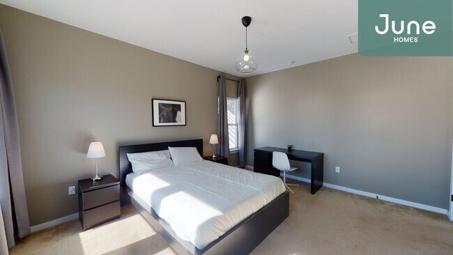 Building Photo - Queen room in 5-bed/2.5-bath Home