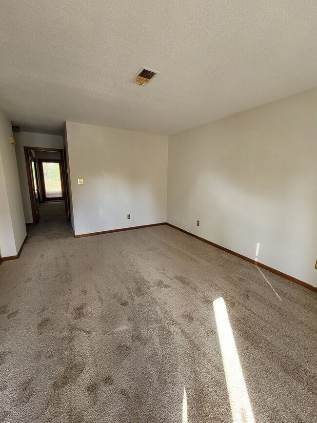 Building Photo - 2 BR 2 Bath Townhome in The Arbors