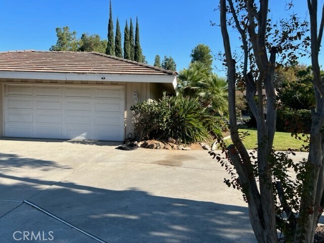 Building Photo - 1075 Country Club Dr