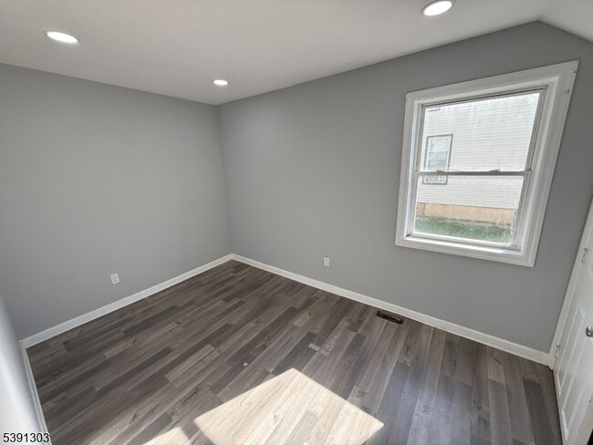 Building Photo - 280 William St