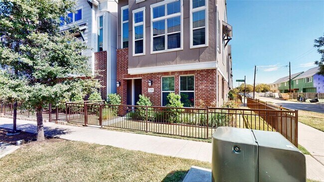 Foto del edificio - 2705 Yellow Jasmine Ln