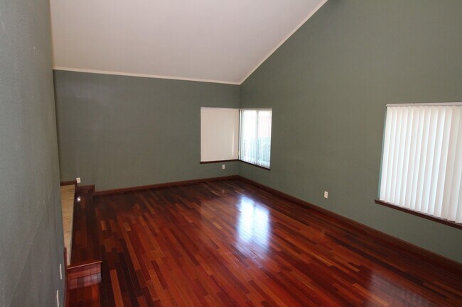 Foto del edificio - Spacious 4-Bedroom Home with Canyon Views ...
